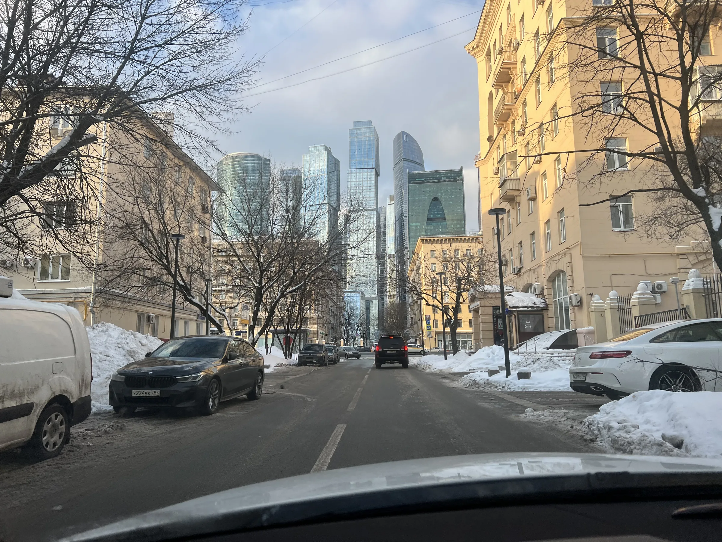 Moscow street under winter snow. Photo: Vlad Lario.