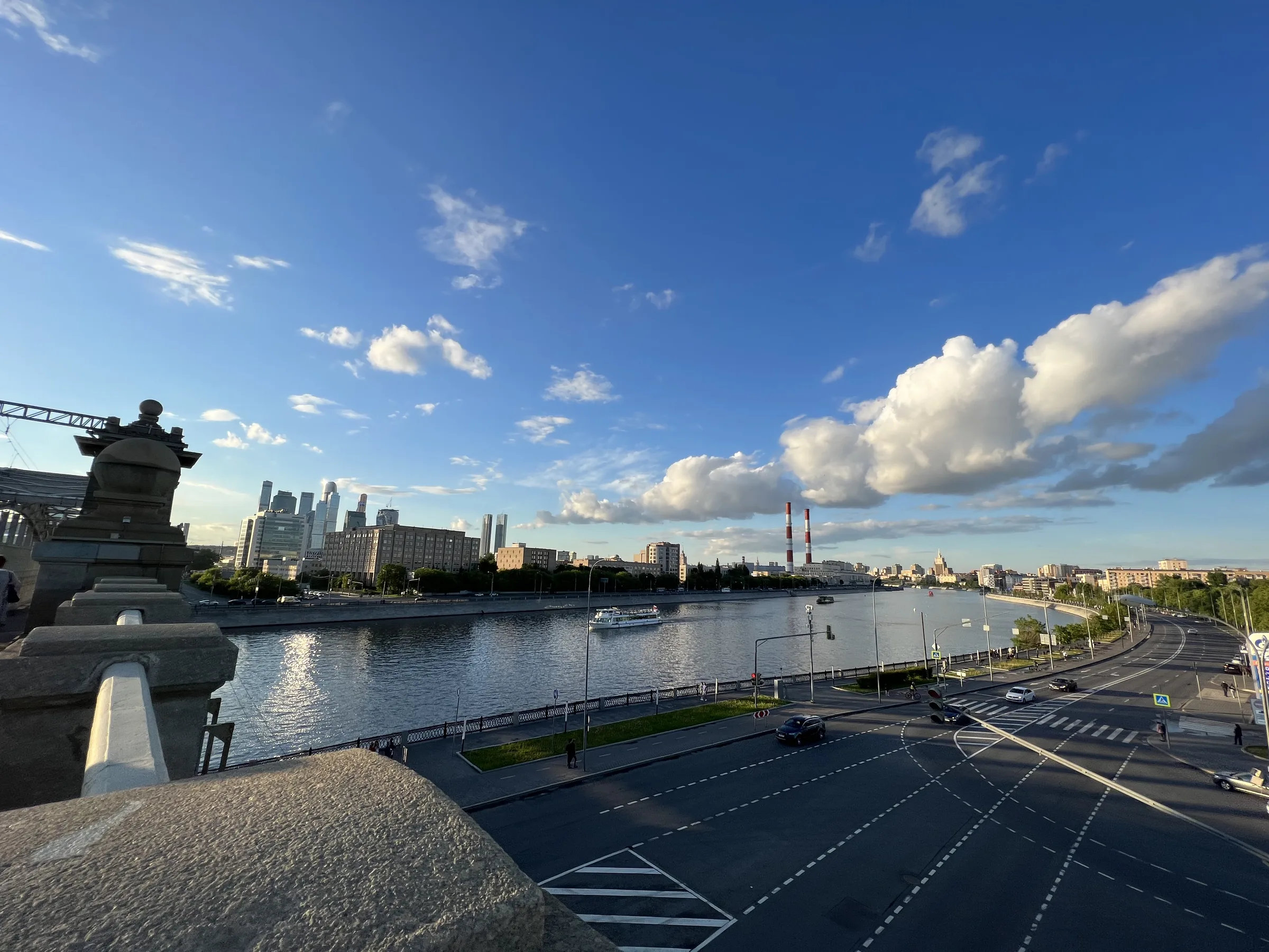 Moscow River embankment at golden hour. Photo: Vlad Lario.