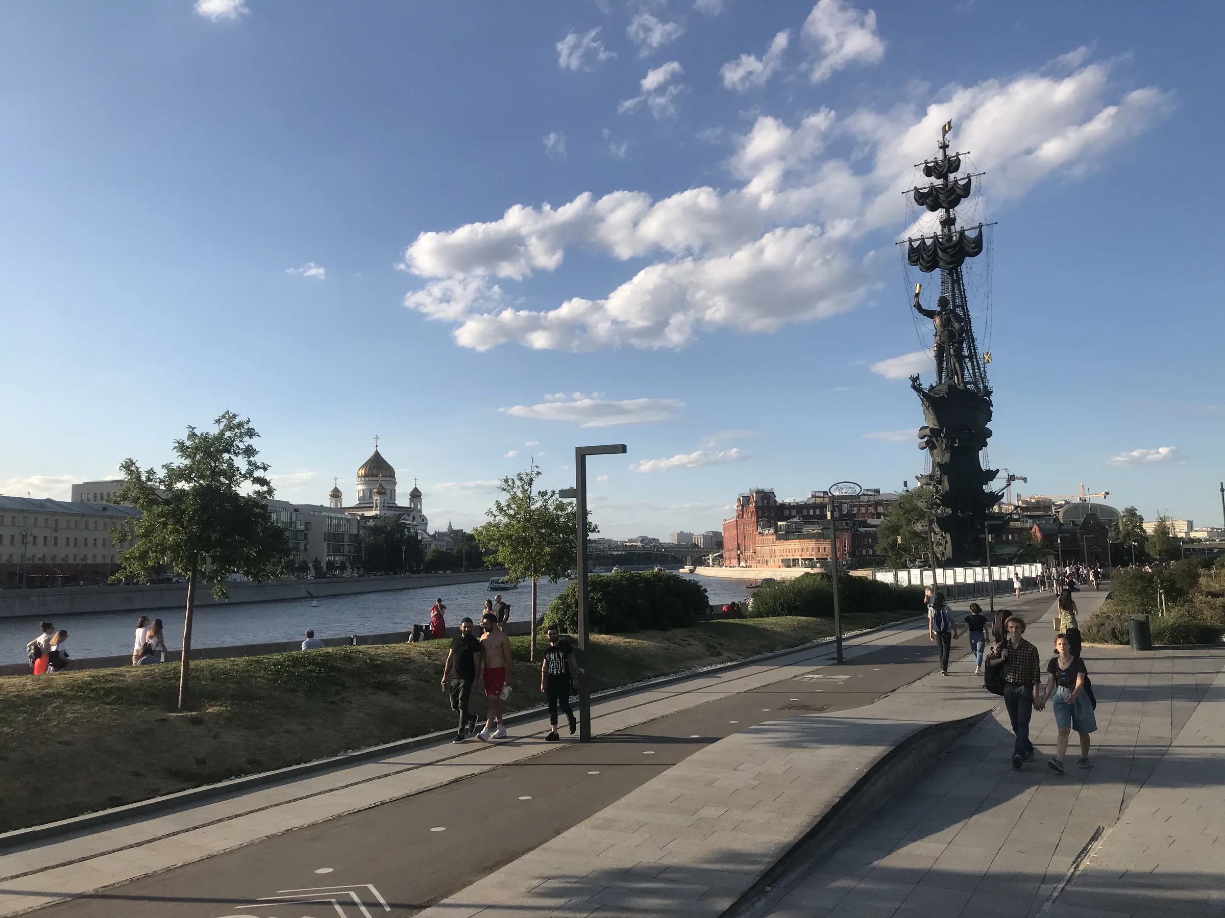 Moscow pedestrian street in warm summer evening light. Photo: Vlad Lario.