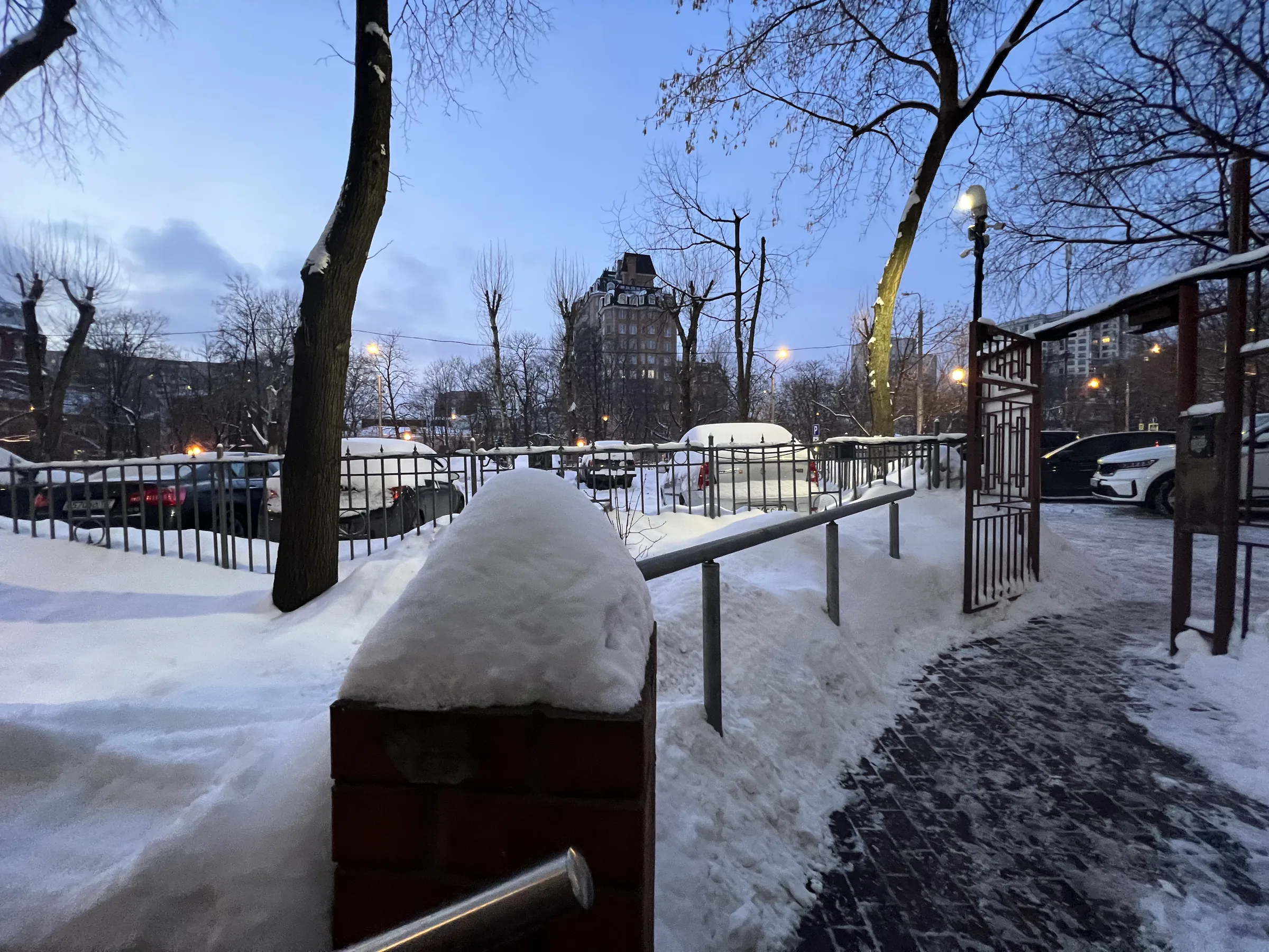 Snow-covered Moscow street in winter. Photo: Vlad Lario.