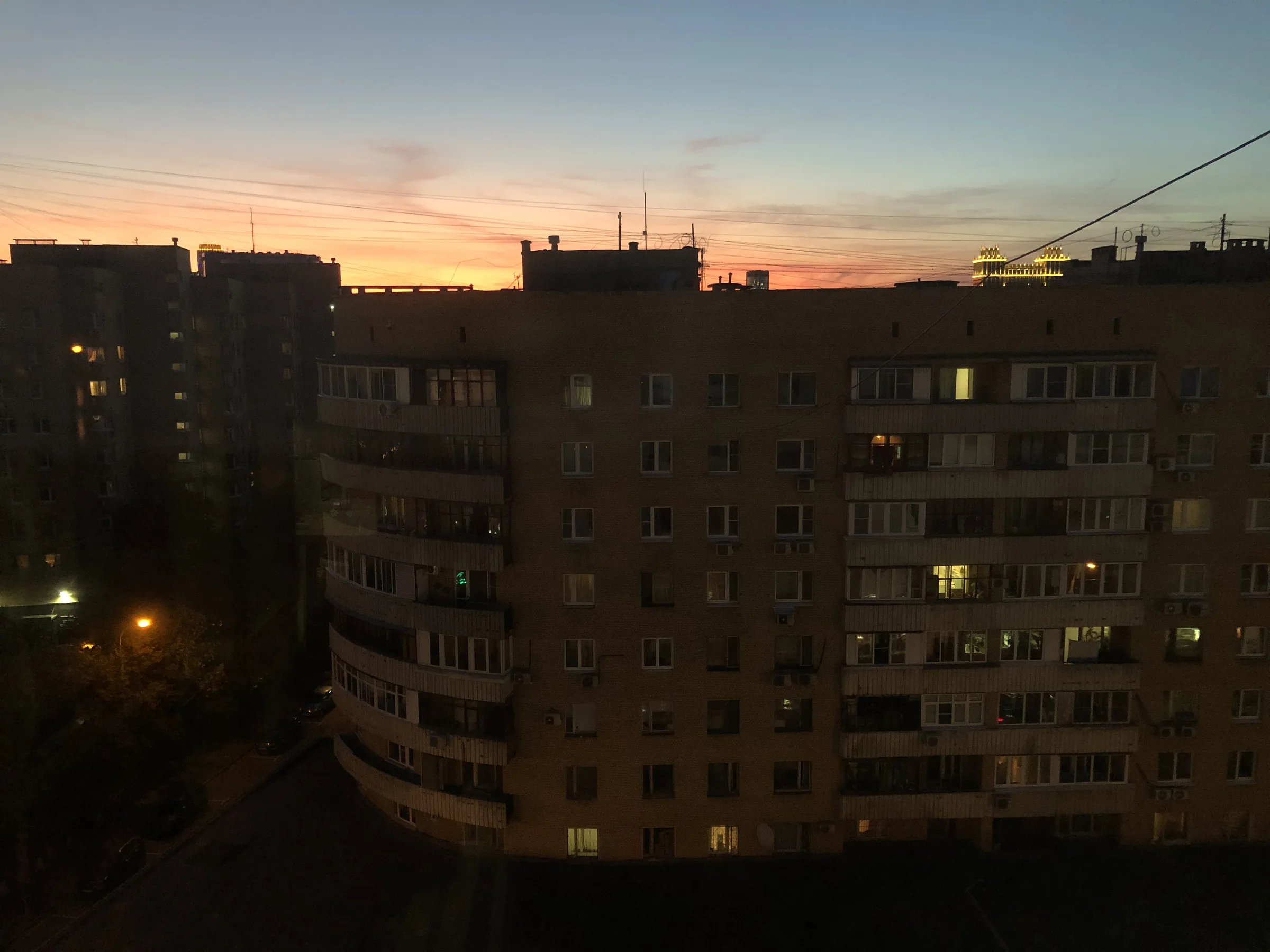 Moscow street at summer dusk. Photo: Vlad Lario.