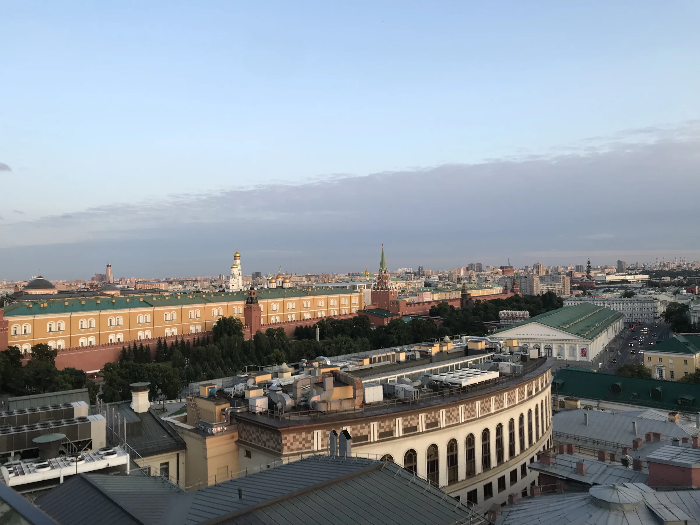 Moscow River embankment at golden hour. Photo: Vlad Lario.
